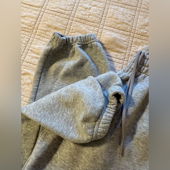 Women’s Adidas sweats, medium - Picture 4 of 8